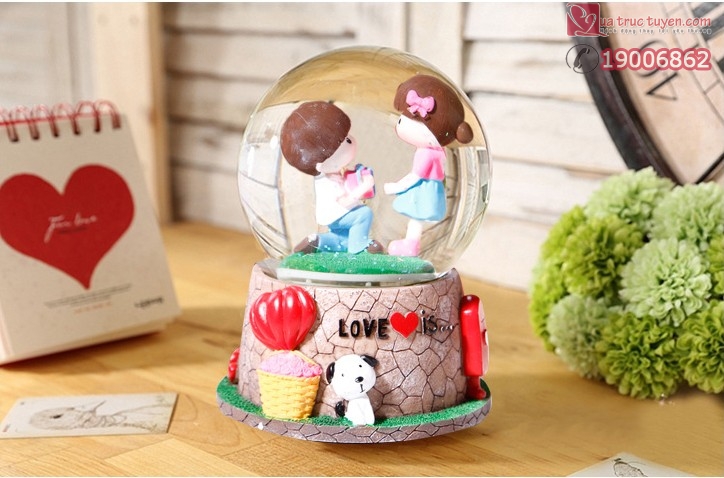 Đôi tình nhân và những họa tiết khắc nổi 3D được làm bằng chất liệu nhựa cao cấp hop-nhac-qua-cau-thuy-tinh-cap-tinh-nhan-tang-qua