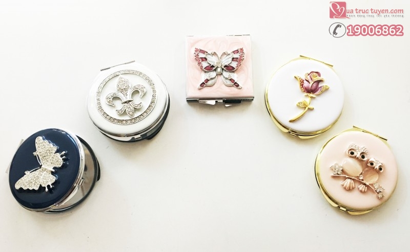 Một chiếc gương nhỏ nhắn, xinh xắn mang theo bên mình guong-trang-diem-canh-buom-mau-xanh2